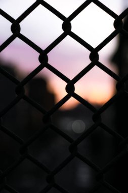 Gün batımı arkaplanı bulanık siyah demir ızgara dokusu