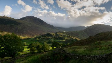 Güneşin batışı Blea Bataklığı üzerinde uzun gölgeler bıraktı. Lake District 'in küçük bir bölgesi.