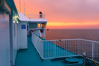 İsrail 'in kuzeyindeki Akdeniz limanındaki deniz ve rıhtım manzarası