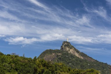 Güzel manzara kurtarıcı İsa 'nın dağın tepesindeki heykeli mavi gökyüzü ve beyaz bulutlar, Rio de Janeiro, Brezilya