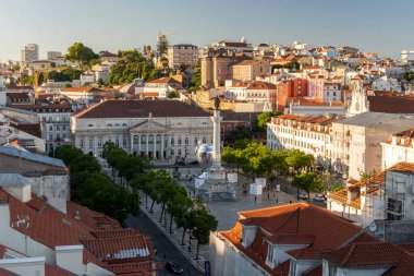 Lizbon, Portekiz 'in merkezindeki eski tarihi şehir binaları ve kamu meydanı için güzel bir manzara