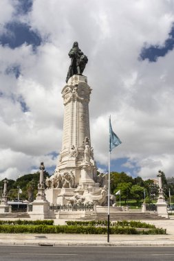 Portekiz, Lizbon şehir merkezindeki Marques de Pombal meydanındaki beyaz anıta güzel bir manzara