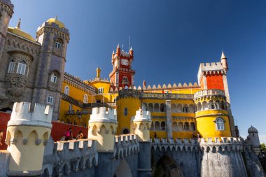 Lizbon, Portekiz yakınlarındaki Sintra 'daki eski renkli kalenin güzel manzarası