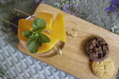 Sarı mango meyvesi yığını, stok fotoğrafı.