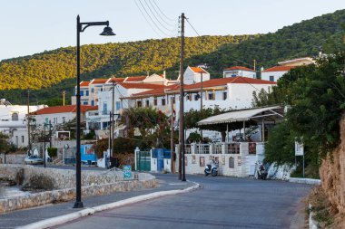 Megalochori, Yunanistan - 02 Kasım 2019: Yunanistan 'ın Agistri adasındaki Megalochori köyünün kıyı şeridi.
