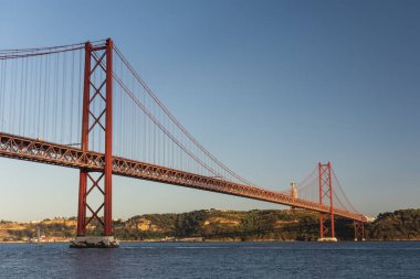 25 de Abril Köprüsü 'ne güzel bir manzara Tejo Nehri üzerinde gün batımı saatinde, merkez Lizbon, Portekiz