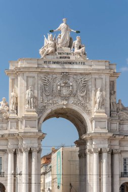 Comercio halk meydanındaki tarihi Arco da Augusta 'ya güzel manzara, Lizbon, Portekiz şehir merkezi