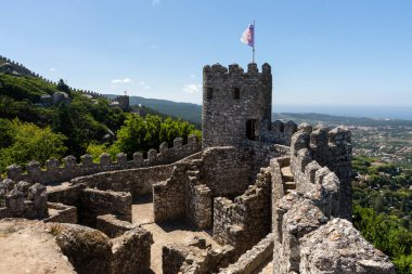 Lizbon, Portekiz yakınlarındaki Sintra 'daki eski fundalık kale ve kulelere güzel bir manzara