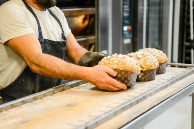 Aşçı panettone hazırlıyor İtalyan noel pastası pastanede