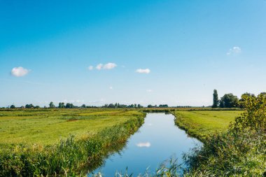 Nehir ve gölü olan güzel bir manzara.