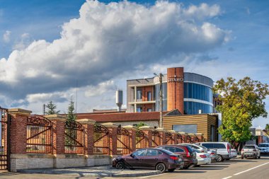 Shabo, Ukrayna 09.29.2019. Güneşli bir sonbahar gününde Ukrayna 'nın Odessa bölgesindeki Shabo köyündeki modern şaraphane.