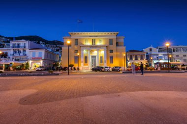 Yunanistan 'ın Samos adasındaki Vathy kasabasının kıyı şeridindeki binalar.