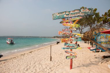 Playa Blanca 'da renkli bir işaret serinletici içeceklerin nerede bulunacağını gösterir