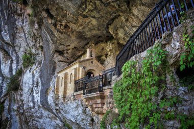 Asturias 'taki (İspanya) kutsal Covadonga mağarası.