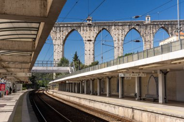 Lizbon, Portekiz 'in merkezindeki tarihi büyük su kemerine güzel bir manzara