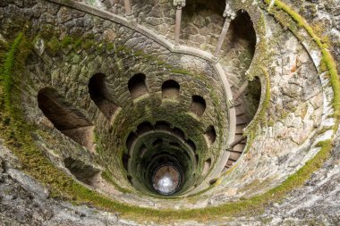 Quinta da Regaleira, Sintra, Lizbon, Portekiz yakınlarındaki eski tarihi kuleye güzel bir manzara
