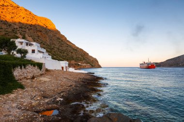 Deniz manzarası ve Akdeniz kıyısı adası