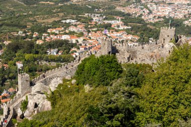 Lizbon, Portekiz yakınlarındaki Sintra 'daki eski fundalık kale ve kulelere güzel bir manzara