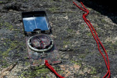 Haritaya yerleştirilmiş modern pusula 