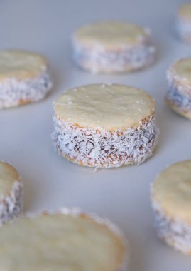 Mısır nişastalı alfajore dulce de leche ile doldurulmuş ve rendelenmiş hindistan cevizi serpiştirilmiş