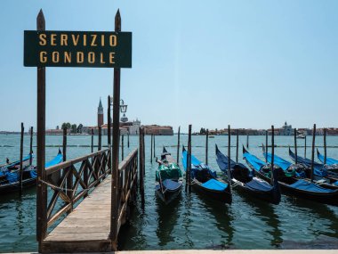 Venedik, İtalya - Temmuz 2020. Turistler yavaş yavaş terk edilmiş Venedik 'e geri döndüler. 19. kapalı şehir oteller, barlar, dükkanlar kapalı ve gondolcular gibi küçük işletmeler boş kaldıkça hayatta kalmak için mücadele ediyorlar..