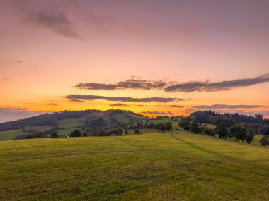 Tepenin çok renkli gökyüzü Velka Lhota Beskydy alan gökyüzü ve bulutlar gün batımında etrafındaki küçük tepeler ve dağları çevreleyen doğa alanını çevreleyen birçok renkle oynarlar..
