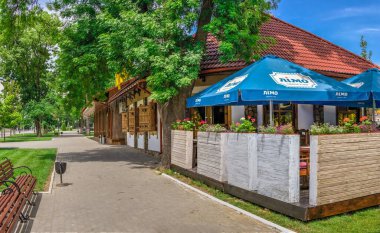 İzmail, Ukrayna 06.07.2020. Suvorov Bulvarı İzmail, Ukrayna 'da güneşli bir yaz gününde
