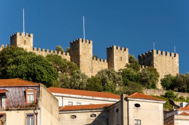 Lizbon, Portekiz 'in merkezindeki tarihi şehir binaları ve şatoya güzel bir manzara