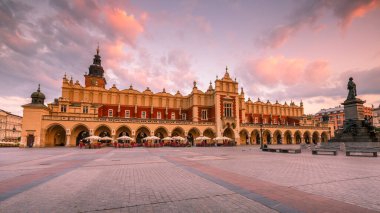 Krakow, Polonya - 23 Ağustos 2018: Polonya 'nın ana meydanındaki Kule ve Kule Kulesi