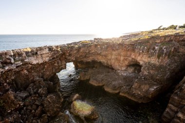 Lizbon, Portekiz yakınlarındaki Cascais 'deki okyanus kayalıklarının güzel manzarası.