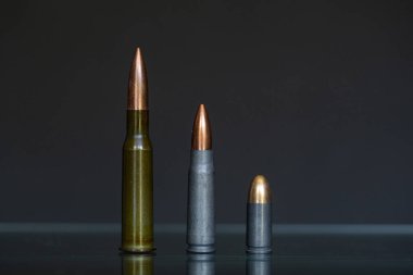 Bir sürü mermi, ordu ve savaş konseptini kapatın.