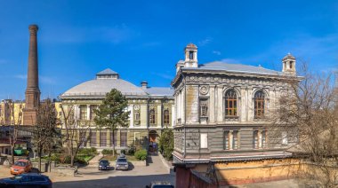 Odessa, Ukrayna 03.09.2020. Odessa, Ukrayna 'daki Tıp Üniversitesi' nin eğitim binaları güneşli bir bahar gününde