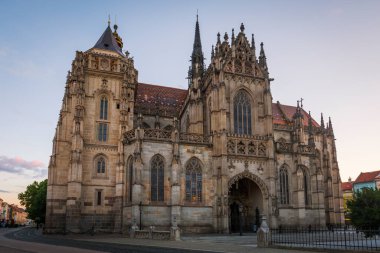 Kosice, Slovakya - 12 Ağustos 2018: Doğu Slovakya 'daki Kosice şehrinin ana meydanındaki St. Elisabeth Katedrali