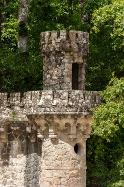 Portekiz, Lizbon yakınlarındaki Quinta da Regaleira, Sintra bahçesindeki eski tarihi kale kulesine güzel bir manzara.