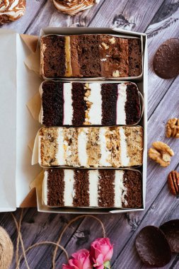 Bir kutuda çeşitli kek parçaları.