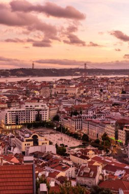 Lizbon, Portekiz 'in merkezindeki eski tarihi şehir binalarına güzel manzara