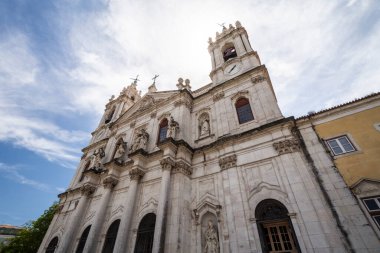 Lizbon, Portekiz 'in merkezindeki Basilica da Estrela kilise binasına güzel bir manzara.