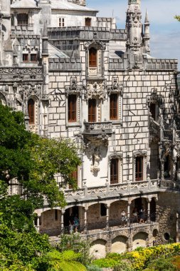 Eski tarihi sarayın ve Lizbon yakınlarındaki Quinta da Regaleira, Sintra 'da yeşil ağaçlı kulelerin güzel manzarası.