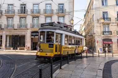Lizbon, Portekiz 'in merkezindeki tarihi tramvay ve binalara güzel bir manzara