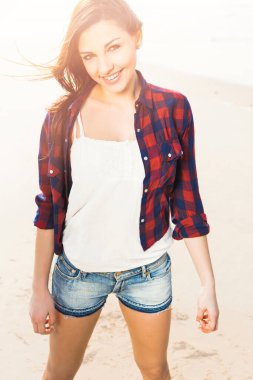 Sahilde hayatın tadını çıkaran mutlu bir kızın portresi.