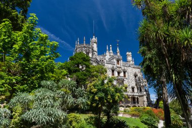 Eski tarihi sarayın ve Lizbon yakınlarındaki Quinta da Regaleira, Sintra 'da yeşil ağaçlı kulelerin güzel manzarası.