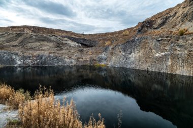 Bulutlu havada taş ocağı