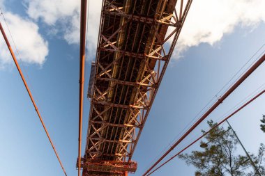25 de Abril Köprüsü 'ne güzel bir manzara Tejo Nehri üzerinde gün batımı saatinde, merkez Lizbon, Portekiz