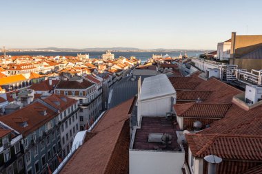Lizbon, Portekiz 'in merkezindeki eski tarihi şehir binalarına güzel manzara