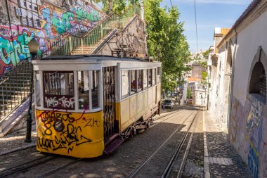 Lizbon, Portekiz 'in merkezindeki tarihi tramvay asansörü ve binaların güzel manzarası