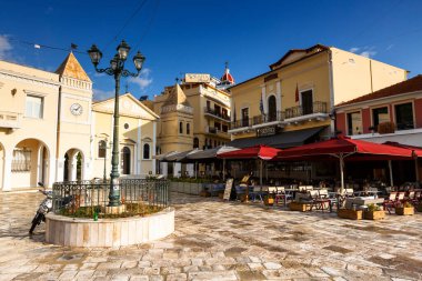 Sabahın erken saatlerinde Zakynthos şehrinin ana caddelerinden birinde.