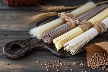 Çeşitli glütensiz karabuğday, yumurta ve pirinç eriştesi..