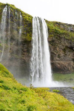 Dağlarda güzel bir şelale