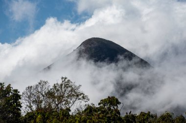 Brezilya Rio de Janeiro yakınlarındaki bulutların altındaki yeşil yağmur ormanlarının güzel manzarası