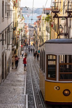 Lizbon, Portekiz 'in merkezindeki tarihi tramvay asansörü ve binaların güzel manzarası